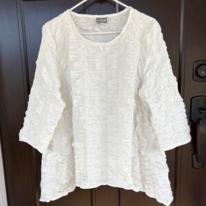 EUC Niche Bubble Crinkle Asymmetrical Hem Top White Size Large
